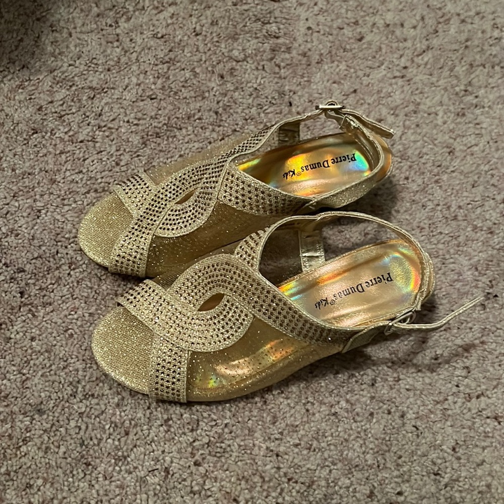 Gold pump for girls Size 4